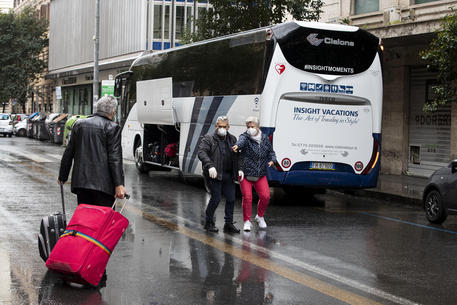 bus con 23 positivi