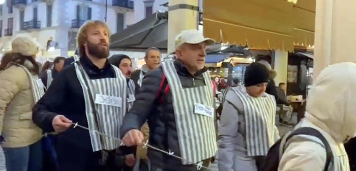 No Green pass come prigionieri lager, protesta choc a Novara
