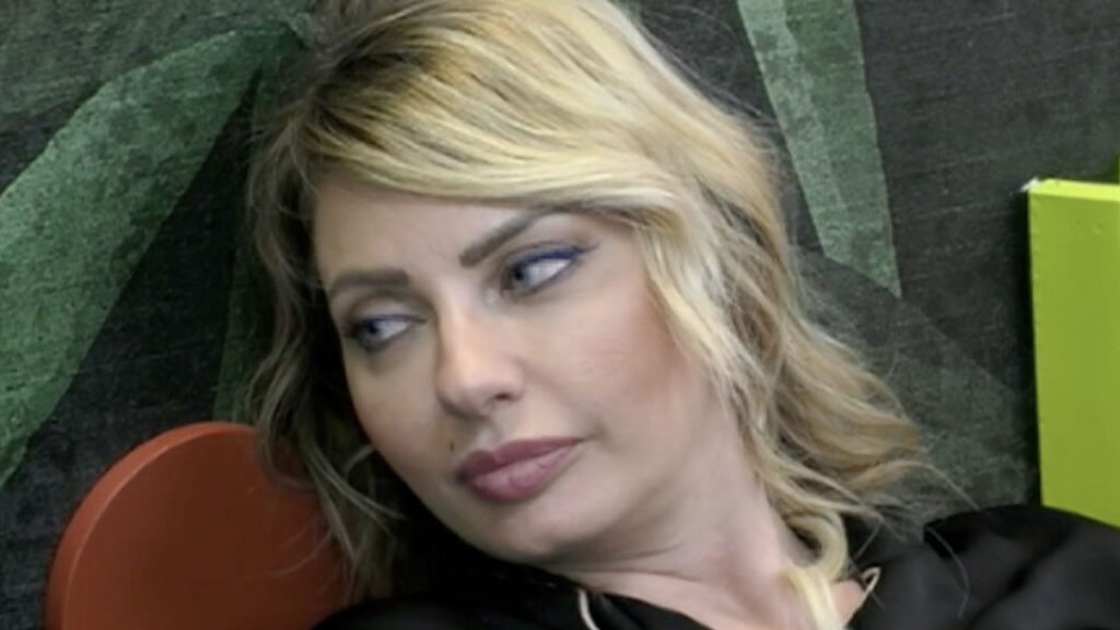 Manila Nazzaro polemica per Nicola Pisu su Twitter